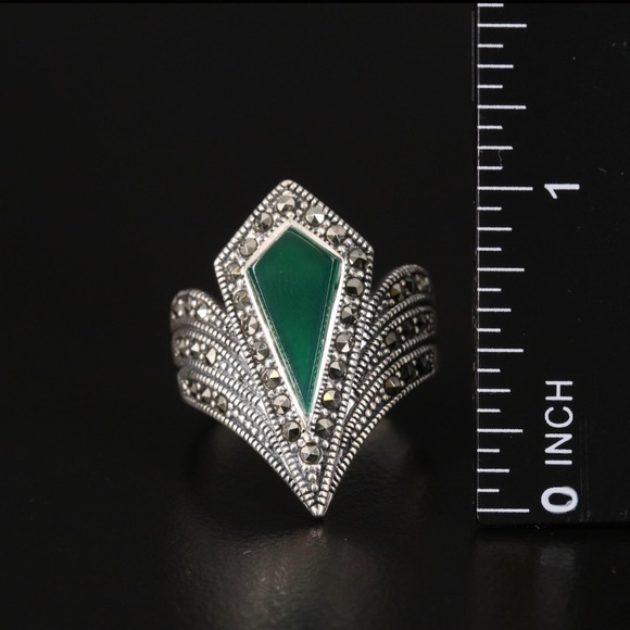 Sterling Silver Pointer Ring with Emerald Green Stone - Picture 4 of 16